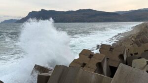 Amasra’da Kuvvetli Rüzgar ve Dalgalar: Liman ve Sahil Güvenliği Önlemleri