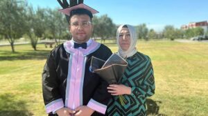 Anne ve Oğul: Bir Hastane Koridorunda Güler yüzlü Hizmetin Hikayesi