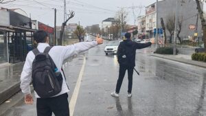 Arnavutköy’de Lise Öğrencilerinin Otobüs Yetersizliği Nedeniyle Otostopla Eve Gidişi ve Yağmurlu Havalarda Yaşanan Zorluklar
