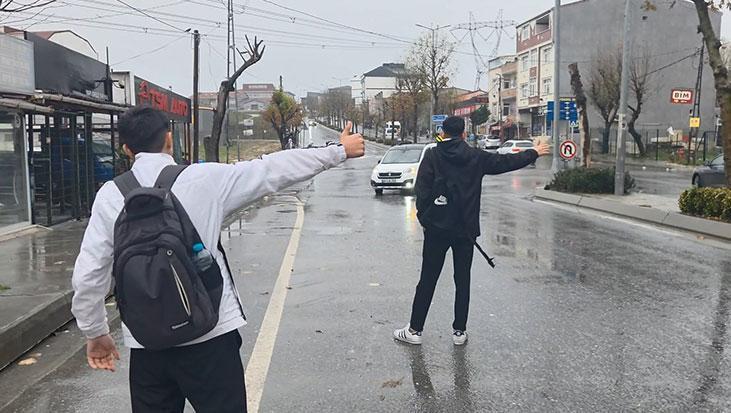 Arnavutköy’de Lise Öğrencilerinin Otobüs Yetersizliği Nedeniyle Otostopla Eve Gidişi ve Yağmurlu Havalarda Yaşanan Zorluklar