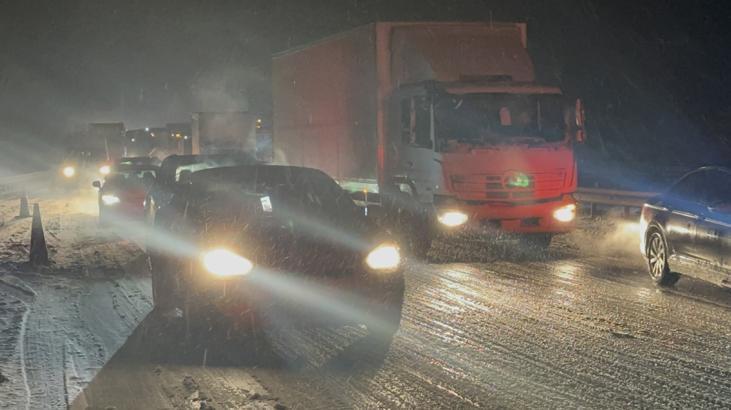 Bolu Dağı’nda Kar, Trafiği Kilitledi ve Ağır Tonaj Araçlarına Geçiş Kısıtlaması Uygulandı