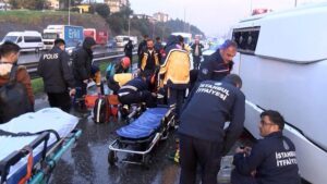 D-100’de Yağış Nedeniyle Oluşan Yüksek Düzeyde Trafik Kazası ve Kurtarma Operasyonu