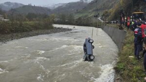Dereye Uğrayan Otomobildeki İki Kişinin Cenazesi Bulunamadan Kaldı: Aileler İçin Başsağlığı Mesajı