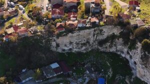 Derin Uçurumların Gölgesinde: Altınşehir Mahallesi’nin Zoraki Yapısı ve Yaşamlar