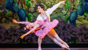 Fındıkkıran: Genç Yaşlarda Yükselen Balenin Yeni Yıla Özel Gösterisi