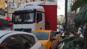 Gültepe’de Dar Sokakta TIR Manevrası: Araçlar Zarar Gördü ve Gergin Anlar Yaşandı