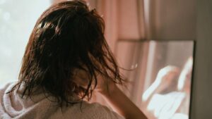 Islak Saçla Uyuma ve Yüz Felci: Sağlıkla İlişkili Yanılsamalar Üzerine Bilimsel Bir Bakış