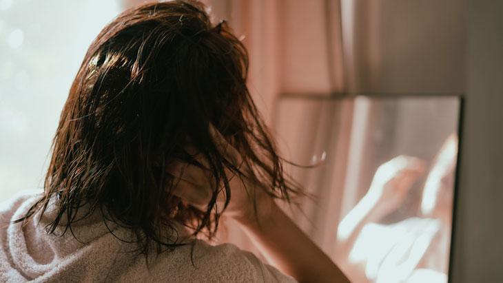 Islak Saçla Uyuma ve Yüz Felci: Sağlıkla İlişkili Yanılsamalar Üzerine Bilimsel Bir Bakış