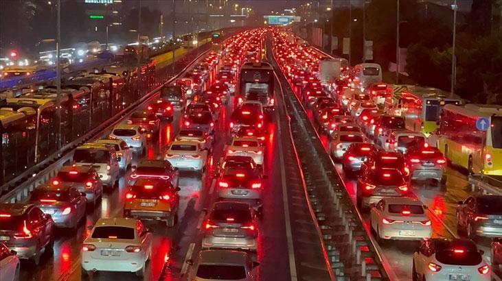 İstanbul’da Hafta Sonu Mesaisinin Ardından Yolculuk Yoğunlaştı: Trafik Güncellemesi