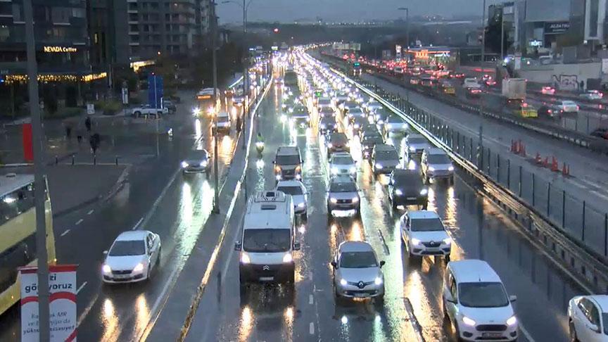 İstanbul’da Haftanın İlk İş Gününde Yağış ve Yoğun Trafik: Sis ve Görüş Kısıtları