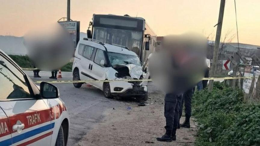 İzmir Menemen’de Trafik Kazası: Otobüsle Hafif Ticari Araç Çarpışması Sonrası Olayın Gelişimi