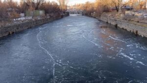 Kars Çayında Gün Boyu Devam Eden Soğuk: Su Yüzeyi Buz Tuttu