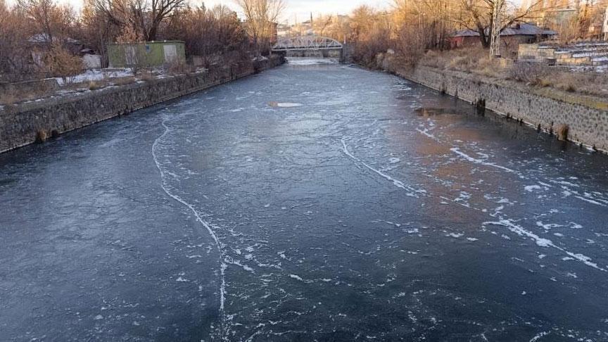 Kars Çayında Gün Boyu Devam Eden Soğuk: Su Yüzeyi Buz Tuttu