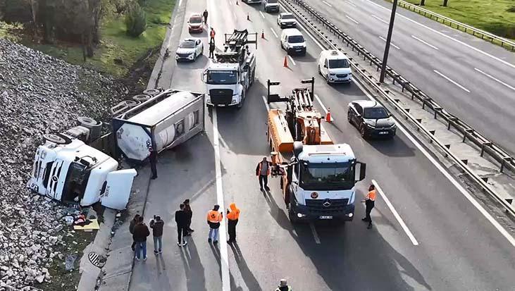 Kazada Sever Hazard: Hammadde Yüklü Tanker Otomobil Şoförü Kontrolünü Kaybetti ve Su Kanalına Devrildi