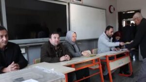 Kozan’da Şehit Lütfiye Ölmez Ortaokulu’nda 6 Sandıkla Muhtarlık Seçimi Heyecanı