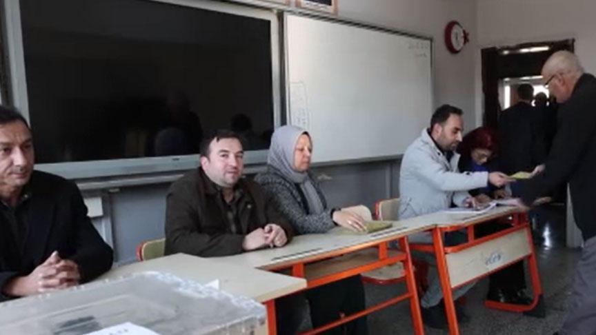 Kozan’da Şehit Lütfiye Ölmez Ortaokulu’nda 6 Sandıkla Muhtarlık Seçimi Heyecanı