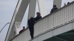 Manavgat Köprüünde İntihar Girişimine Müdahale: Güvenlik Güçlerinin Hızlı Operasyonu