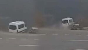Nurdağı’nda Tarım İşçilerini Taşıyan Minibüs Şarampole Yuvarlandı: 1 Ölü, 3 Yaralı