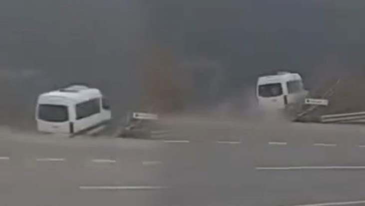 Nurdağı’nda Tarım İşçilerini Taşıyan Minibüs Şarampole Yuvarlandı: 1 Ölü, 3 Yaralı