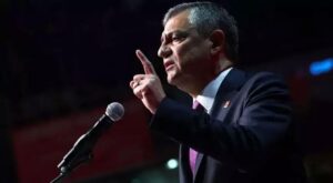 Özel’in Yorumları ve Kurultaydaki Tartışmalı Anlar: Anlatımların Gün yüzüne Çıkışı