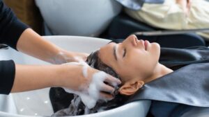 Saç Dökülmesini ve Yorulmasını Önleyen Şampuan Kullanım Rehberi