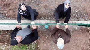 Sarımsaklı Mahallesi’nde Tel Örgü Bölünmeye Yol Açar mı? Köşe Başında Gerginlik ve Talepler