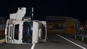 Serik’te Yolda Devrilen Kamyon ve TIR Dorsesi Sonrası Trafik Tek Şeritte AçılandI