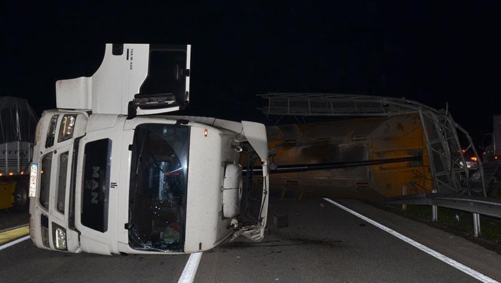 Serik’te Yolda Devrilen Kamyon ve TIR Dorsesi Sonrası Trafik Tek Şeritte AçılandI