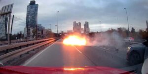 Şişli Mecidiyeköy D-100 Karayolu’nda Makas Atan Sürücü Bariyerlere Çarptı ve Motoru Yola Fırladı