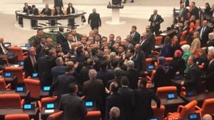 TBMM bütçe görüşmeleri: Kılıçdaroğlu’ndan sert eleştirilere karşı çıkanlar ve yaşanan gerginlikler