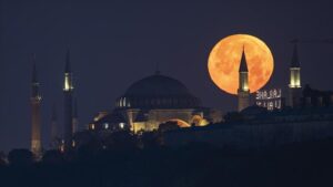 Üç Aylarda Kutsal Geceler: Regaip, Miraç ve Berat Kandilleri ile Kadir Gecesi Takvimi