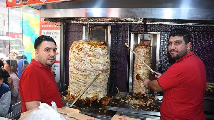 Ücretsiz Döner Etkinliği: Fenerbahçe Başkanı’nın Sözünü Tutmasıyla Gelen Gençler İçin Lezzet Dolu Gün