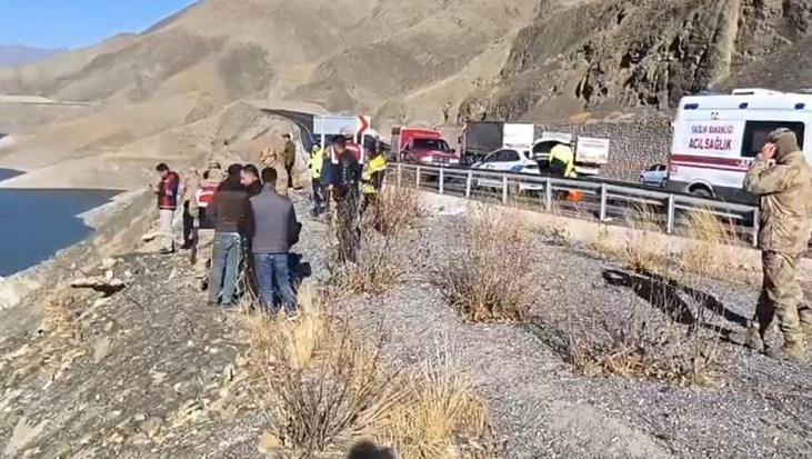 Van-Hakkari Yolunda Baraj Gölündeki Kaza: 3 Kayıp ve 2 Cesetle Sonuçlanan Olay