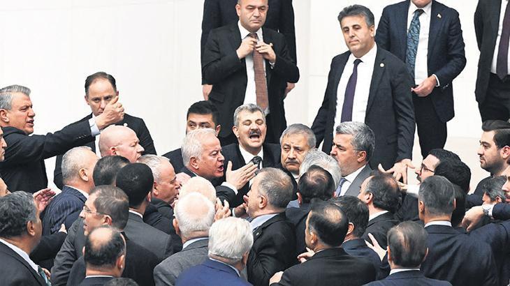 Ankara Genel Kurulunda Maket Tartışması ve Soyadı Gerilimi