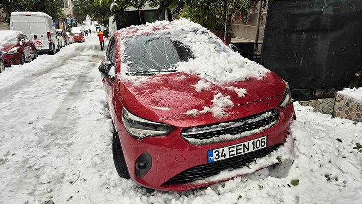 Çatidan Düşen Kar Kütlesi Park Halindeki Otomobile Zarar Verdi: İstanbul Sultangazi’de Yaşanan Olay