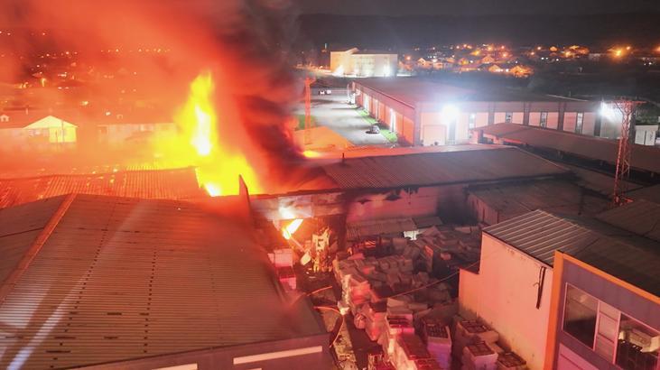 Düzce Kaynaşlı’daki Strafor Fabrikasında Yangın Faaliyetleri Sürüyor