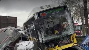 İETT Otobüsü Otoparka Sarpan Kaza Anı: Çok Sayıda Araç Zarar Gördü