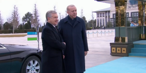 İki Devletin Önemli Töreni: Erdoğan ve Mirziyoyev’in Tören Alanındaki İşbirliği