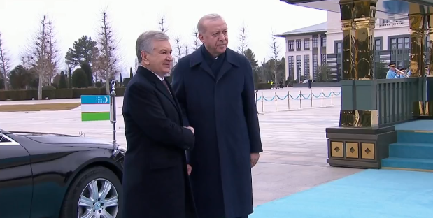İki Devletin Önemli Töreni: Erdoğan ve Mirziyoyev’in Tören Alanındaki İşbirliği
