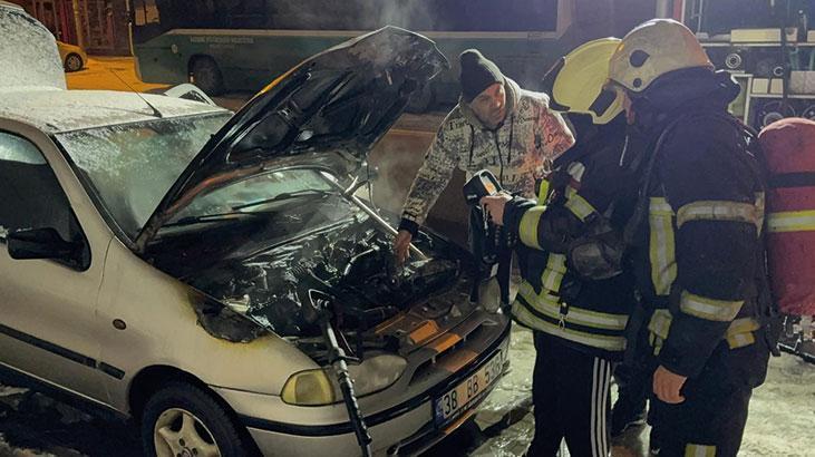 Köşe Yolu Üzerinde Yanan Otomobilde Sürücüden Gözyaşlarına Sebep Olay
