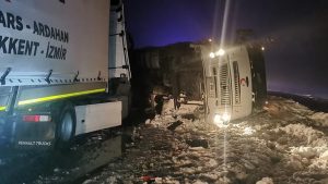 Sivas’ta Karışık Trafik Kazası: Dört Araç Yer Aldı ve 8 Yaralı