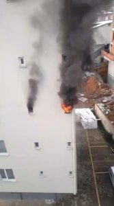 Sultanbeyli’de Yangın: Çatıda mahsur kalan 12 kişi güvenli tahliye edildi