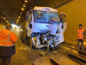 TEM Otoyolu Gültepe Tüneli’nde Yol Çalışması Nedeniyle Zincirleme Kazada 1 Yaralı