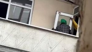 Boşaltılan Binada Kapı ve Pencereleri Hurdalayan Şüpheliler: Gözyaşını Kayıt Altında Bıraktı