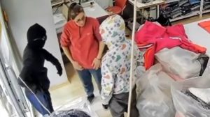 Çorlu’da Terziye Müdahale: Maskeli Şüphelilere Karşı Tokat ve Yakalama Anı