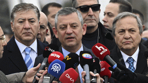 Deniz Baykal’ın Anması ve Özel’in Açıklamaları: Siyasette Duruş ve Geleceğe Bakış