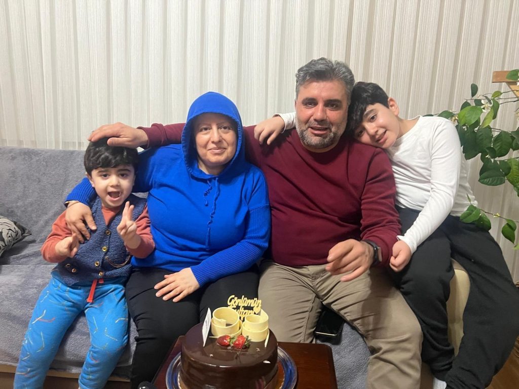 Deprem Sonrası Zorlu Yıllarda Umutla Mücadele: Nebahat Oral’ın 4. Evre Meme Kanseriyle Baş Etme Hikayesi