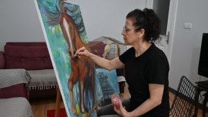 Depremin İzleri Tuvale Sığdıran Ayten Cömert: Resim Benim Hayata Tutunma Kaynağım
