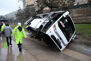Isparta’da Cezaevi Ring Aracı Kayıp Kontrolde Devrildi: 3 Jandarma Hafif Yaralı