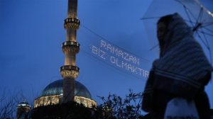 İstanbul’un Semalarında Ramazan Işıltısı: Mahya Geleneğinin Yıllar Boyu Sürpriz Dolu Yolculuğu